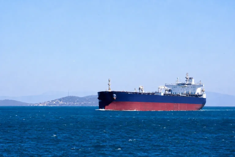 Strait of Hormuz shipping risk and tanker traffic