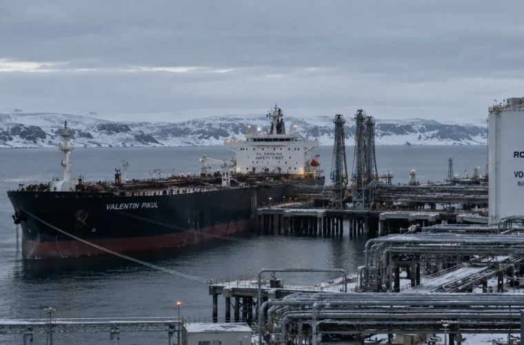 Vostok Oil First Cargo Loads on Sanctioned Tanker as Russia Opens New Arctic Export Route
