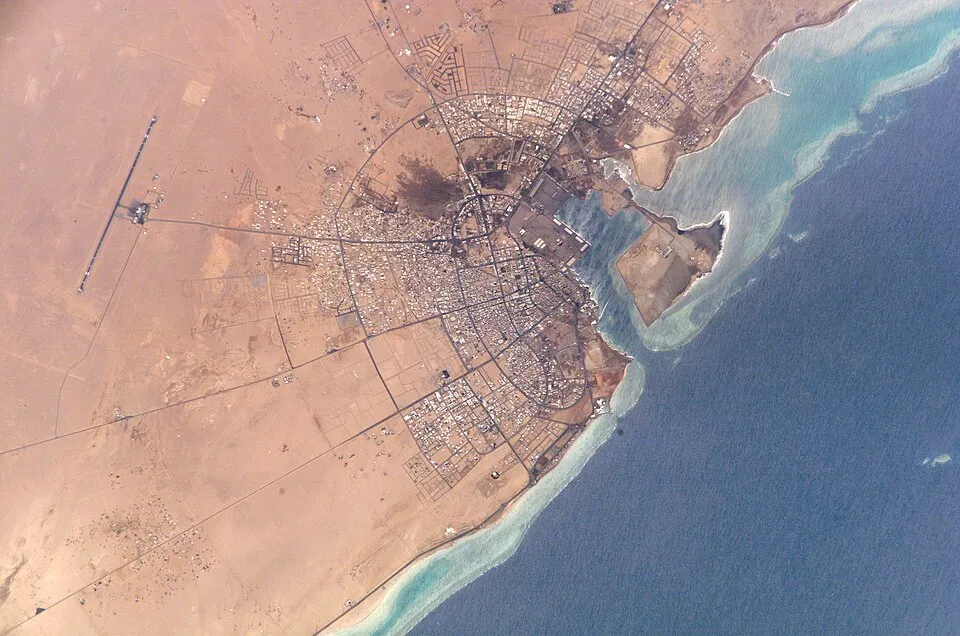 Yanbu Saudi Arabia Red Sea oil export hub linked to the East-West Pipeline and Bab el-Mandeb shipping routes