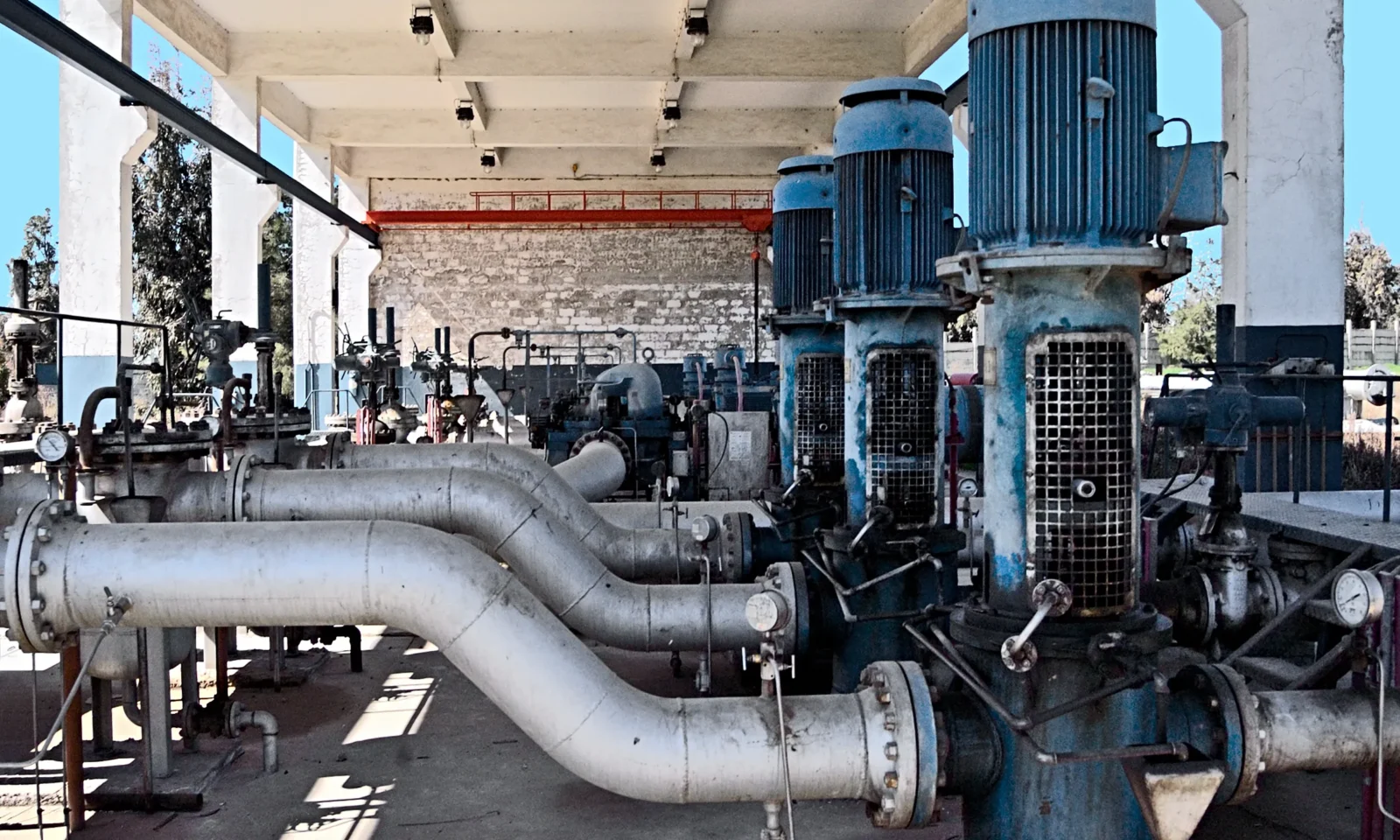 Global oil supply 2026 outlook illustrated by an oil terminal and pumping infrastructure